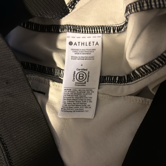 Athleta Brooklyn Midrise Short Sz 4 Printed Black Zip Pockets Running Athleisure - Picture 6 of 7